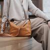 Bolsa de Ombro Dumpling Vintage de Couro Genuíno Leve para Primavera e Verão Bolsa Transversal de Couro Macio de Grande Capacidade Nicho Japonês Alça Larga para Ombro Feminina