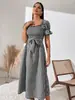 Estación independiente transfronteriza suministro nueva ropa de mujer cuello cuadrado estampado a cuadros manga corta con volantes fajín vestido de longitud media
