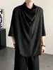 Camiseta de seda helada holgada para hombre, estilo nicho de verano de manga corta fina, de tono oscuro, estilo chino nuevo con diseño de cuello escalonado