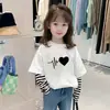 Camiseta de Manga Longa 100% Algodão para Meninas, Novo Estilo Primavera e Outono, Estampa de Desenho Animado, Falsa Peça Dupla, Gola Redonda, Camiseta Básica Tendência para Crianças Maiores