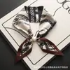 Nuevo pañuelo de seda largo pequeño vintage con hebilla de perla magnética para mujer, elegante y con estilo, bufanda de cuello con lazo, moderna y versátil