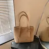 Bolso vintage de alta gama para mujer, nuevo modelo de otoño 2026, bolso tote de lujo ligero de nicho para el día a día, bolso de hombro de gran capacidad