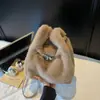 Bolso de mano pequeño para otoño e invierno para mujer, nuevo diseño de nicho moderno y elegante 2026, bolso tote de felpa esponjosa, bolso de hombro versátil