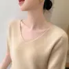 Top sin costuras de manga corta con cuello en V, una pieza versátil y elegante para otoño e invierno, diseñado para acentuar el escote