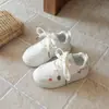 Sapatos para Bebês e Crianças Pequenas Primavera e Outono para Meninos e Meninas 2026 Novos Tênis de Bebê Antiderrapantes com Solado Macio Tênis Esportivos da Moda Vermelhos