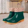 Zapatos de trabajo cortos impermeables para adultos, botas de lluvia de moda para exteriores para mujer, zapatos bajos de moda para el hogar y la lavandería de verano