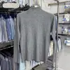 Gola alta, top base justo com toque macio e confortável, perfeito para usar em camadas, suéter de malha 6140-9