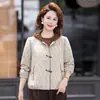 Nueva colección otoño e invierno 2026: Ropa exterior de estilo chino, moderna y casual para mujeres de mediana edad, con un diseño juvenil y disponible en tallas grandes.