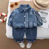 Nuevo Conjunto de Dos Piezas para Niños de Algodón, Chaqueta con Cuello de Solapa Estampada de Rayas Verticales en Mezclilla y Pantalones de Mezclilla, Venta al por Mayor desde el Fabricante
