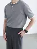 Conjunto de Dos Piezas de Punto de Verano Camisa Polo con Botones tipo Henry Camiseta de Manga Corta Cuello Redondo Transpirable Camisa Base Top para Hombre
