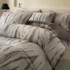 Conjunto de Cama de Algodão Escovado Leve de Luxo para Outono e Inverno Quatro Peças, Conjunto Premium de Algodão Puro de Alta Qualidade com Capa de Edredom e Lençol de Cima Três Peças