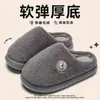 Pantuflas de algodón para hombre con suela gruesa, nuevo modelo 2026 para otoño e invierno, uso en interiores en casa, cómodas para caminar, cálidas y antideslizantes, pantuflas de algodón para el hogar para hombre