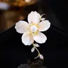 Broche de Flor de Concha de Perla Natural de Lujo de Gama Alta, Versátil para Abrigos y Trajes, Broche de Lujo para Mujer al por Mayor