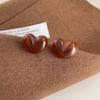 Pendientes retro artísticos de Maillard Brown con diseño de pendientes de color ámbar florecientes, elegantes pendientes blancos de alta gama.