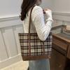 Bolsa Xadrez Vintage de Grande Capacidade para Outono e Inverno Feminina 2024 Nova Bolsa de Ombro para Lazer e Trabalho Bolsa Tote para Estudante Universitário