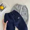 Pantalones de Forro Polar para Niños Transfronterizos Invierno 2025 Marca de Tendencia para Niños Pantalones de Chándal Cálidos Bebé Niño Pequeño Pantalones Jogger Cálidos