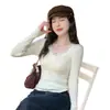 Camiseta base de invierno de encaje con cuello en V para mujer, adecuada para usar como capa exterior o debajo de un suéter, nuevo modelo otoño 2026, impresionante top de punto