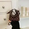 Bolso pequeño mini de estilo coreano con estampado floral borde de volantes a cuadros para niños bolso de mano para niña se puede llevar cruzado un solo hombro agujero para auriculares sobre rojo