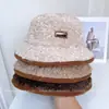 Chapéu de Pescador de Pelúcia com Letra Patch Moda para Mulheres Inverno Versátil Casual Chapéu Balde para Calor e Proteção de Orelha Tendência