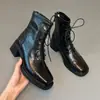 Botines tipo Martin de cordones estilo británico retro para mujer, colección otoño/invierno 2026, con punta cuadrada, tacón grueso y diseño versátil adecuado para el trabajo y el uso diario, creando un efecto adelgazante y un look de botín biker