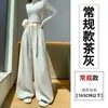 Foto real de traje de mujer de alta gama con caída, pantalones de pierna ancha, colección otoño 2026, con diseño de cintura de corbata, tiro alto, adelgazante, pierna recta, pantalones hasta el suelo