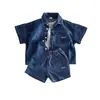 Traje de Mezclilla para Niños Atuendo de Verano de Moda Nuevo Estilo Fresco y Elegante Versátil Conjunto de Dos Piezas de Camisa de Manga Corta y Pantalones Cortos para Niños