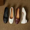 Sapatos loafer franceses de bico redondo e perfil baixo em pele de carneiro lavada de grão integral, de luxo leve, para mulheres, Mary Janes versáteis para o dia a dia, com sola macia