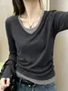 Camiseta feminina de manga longa, algodão puro, gola V, ombro normal, design de peça dupla falsa, elegante, acinturada, slim fit, cor damasco, outono