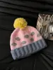 Chapéu de Tricô Fofo com Bolas de Pelo Coloridas e Bolinhas de Poá Inverno com Borda Enrolada Chapéu de Lã Colorido Contrastante Gorro Protetor de Orelha Quente e à Prova de Frio