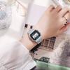 Reloj electrónico de bloque con correa de aleación y plástico retro.