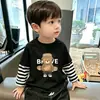 Camiseta de manga comprida para meninos, estilo primavera e outono, para crianças mais velhas, novo modelo 2026, algodão puro, respirável, camiseta base infantil casual de duas peças falsas
