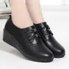 Los nuevos zapatos de mujer de cuero suave genuino de Bai Zhenhe son cómodos con suelas suaves, tacones medios, adecuados para mujeres de mediana edad, personas mayores y vienen en tallas grandes.