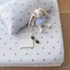 Conjunto de três peças de gaze de camada dupla com toque de algodão para maternidade e infância Classe A, lençol de baixo com elástico, capa de cama, amigável à pele, adequado para bebês, com fronha de estampa floral pequena