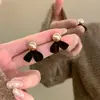 Pendientes de Botón con Lazo de Terciopelo de Melaleuca y Perla, Pendientes Elegantes Retro Versátiles, Lujo Ligero, Sensación de Alta Gama, Pendientes de Otoño/Invierno para Mujer