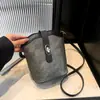 Bolso Pequeño Vintage Bolso de Mujer 2024 Nuevo Popular Hermoso Textiles de Otoño e Invierno Bolso Cruzado Bolso Cubo de Hombro de Moda