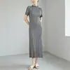 Vestido calidad mostrador estilo Miyake simple generoso perezoso relajado holgado color liso versátil manga corta recto falda larga