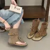 Sandálias de dedo dividido, nova coleção outono 2026, design moderno vazado com tiras, versátil, vazado, retrô, sandálias romanas estilo chinelo