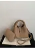 Bolsa simples com padrão de lichia para mulheres, nova bolsa de balde versátil de couro macio para o inverno de 2025 com um toque de luxo, bolsa transversal