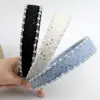 Faixa de Cabelo Costurada com Pérolas Estilo Coreano Inspirada na Chanel para Mulheres com Toque de Luxo, Apresentando Lantejoulas de Cristal e uma Borda Larga para um Acessório de Penteado com Coroa Alta