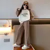 Conjunto Esportivo Feminino Primavera 2026 Novo Estilo Roupas Casuais de Primavera para Crianças Estilo Coreano Conjunto de Duas Peças com Moletom de Letras Médio e Grande para Crianças