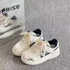 Zapatillas blancas ligeras primavera/verano 2026 nuevas zapatillas casual versátiles para mujer, con suela gruesa que aumenta la altura, cómodos mocasines para estudiantes