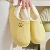 Chinelos de inverno femininos de algodão com forro de pelúcia, calcanhar fechado, confortáveis para uso doméstico, chinelos de pelúcia para ambientes internos para casais, chinelos de algodão quentes de inverno para homens