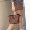 Elegante y versátil bolso tote de un solo hombro para el día a día, bolso de mujer de gran capacidad, nuevo modelo 2026, piel genuina, bolso grande de moda popular
