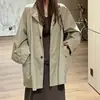 Gabardina casual, de corte holgado y longitud media para mujer, con bolsillos grandes, diseño de hombros relajados y un estilo minimalista de inspiración coreana que crea un efecto adelgazante, adecuada para primavera y otoño