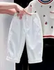 Estilo Coreano Niños Moda Primavera/Otoño 2026 Suéter de Punto con Dibujos Letras Bloques de Color Cuello Redondo Pantalones Casuales Blancos para Niños