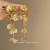 Pendientes de borlas con flores doradas de estilo chino, hojas rotas bañadas en oro, elegantes y retro de alta gama, de estilo nacional.