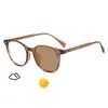 Armazón de gafas retro minimalista con remaches y lentes fotocromáticas para uso diario en exteriores, gafas de moda WM86233