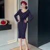 Vestido Suéter de Tricô Fashionável com Listras Color Block e Decote V de Outono e Inverno para Pessoas Baixas