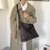 Bolsa tote retrô de grande capacidade para moda transfronteiriça, bolsa de ombro casual versátil, bolsa de antebraço para o dia a dia em camurça