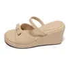 Pantuflas de Plataforma Gruesa Estilo 'Hot Girl' para Mujer para Usar Afuera en Verano 2026 Nuevo Estilo con Faldas, Impresionantes Sandalias de Tacón Alto de Una Sola Tira en Blanco